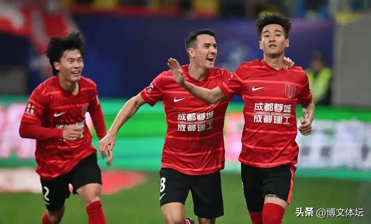 看球赛激情四射，球员实力对抗，现场尖叫