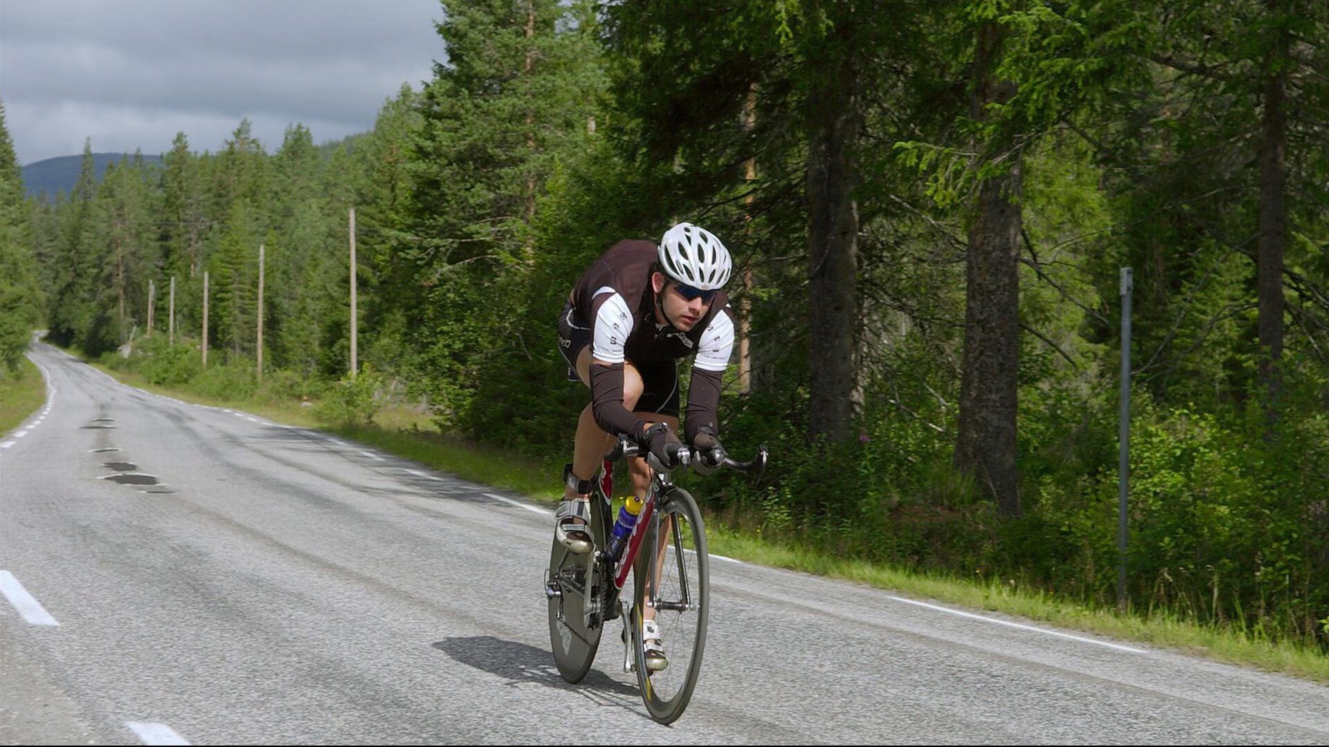 开云体育APP下载-红牛车队横扫红牛二队，拉塞尔点燃赛场，一场技术与勇气的双重胜利